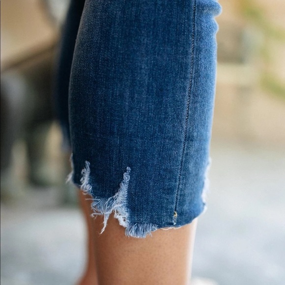 Judy Blue Frayed Hem Distressed Cropped Medium Wash Capris Whisker Jeans Denim - Picture 10 of 10